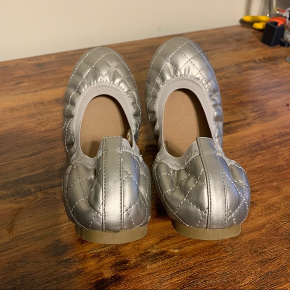 Size 8 Christopher & Banks Silver Quilted Scrunch Flats - Picture 4 of 10